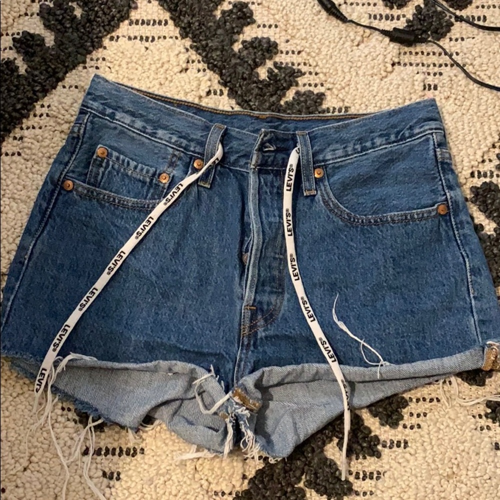 Blue denim Levi’s high waisted shorts